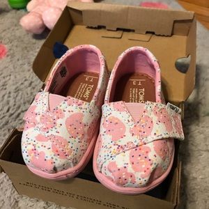 Toms baby shoes